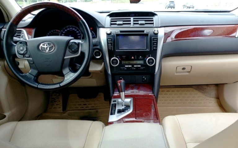 Седан Toyota Camry V50 белая - фото 5
